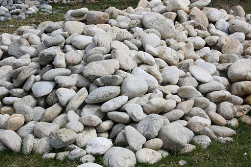 Kamenclub.ru: Бело-серый валунчик фр.100-300 мм.  купить в Твери крупный камень для ландшафта серый, белый бело-серый валун крупная галька 4500 руб/т   фото КАМЕНЬ КЛУБ
