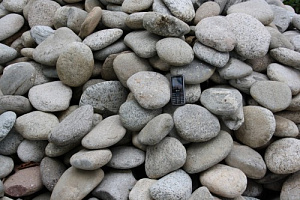Kamenclub.ru: Галька речная плоская (бело-серая) фр. 100-200-300 мм. купить в Твери галька речная плоская серый, белый, бело-серый, серо-белый речная галька плоская  9000 руб/т   фото КАМЕНЬ КЛУБ