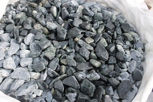 Kamenclub.ru: Щебень галтованный зеленый (змеевик) фр. 50-100 мм.  купить в Твери галтовка мраморная зеленый, салатовый мрамор 12 500 руб/т   фото КАМЕНЬ КЛУБ